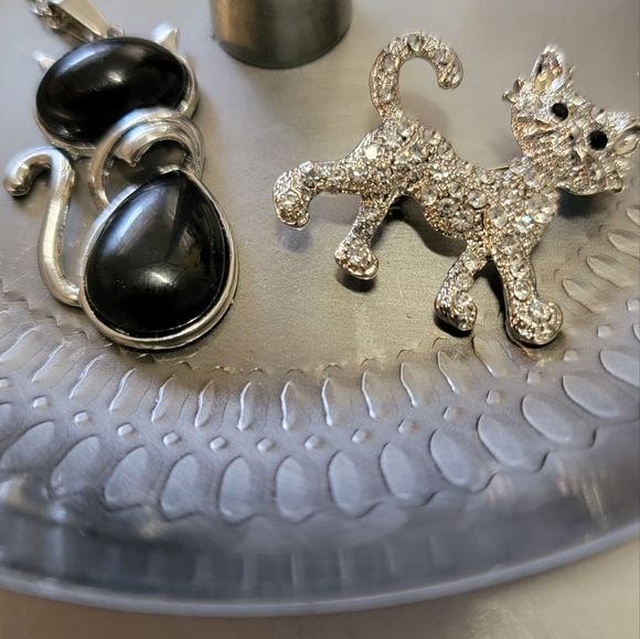 NEW* 2 CAT pendants. 1 Rhinestone cat brooch, 1 Black Onyz Cat pendant/necklace. - Picture 1 of 6